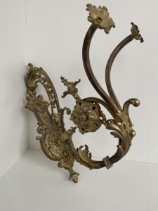 Feronerie artistică din metal, realizată manual, pentru decoruri și elemente de design personalizate, cum ar fi balustrade, porți și grilaje.