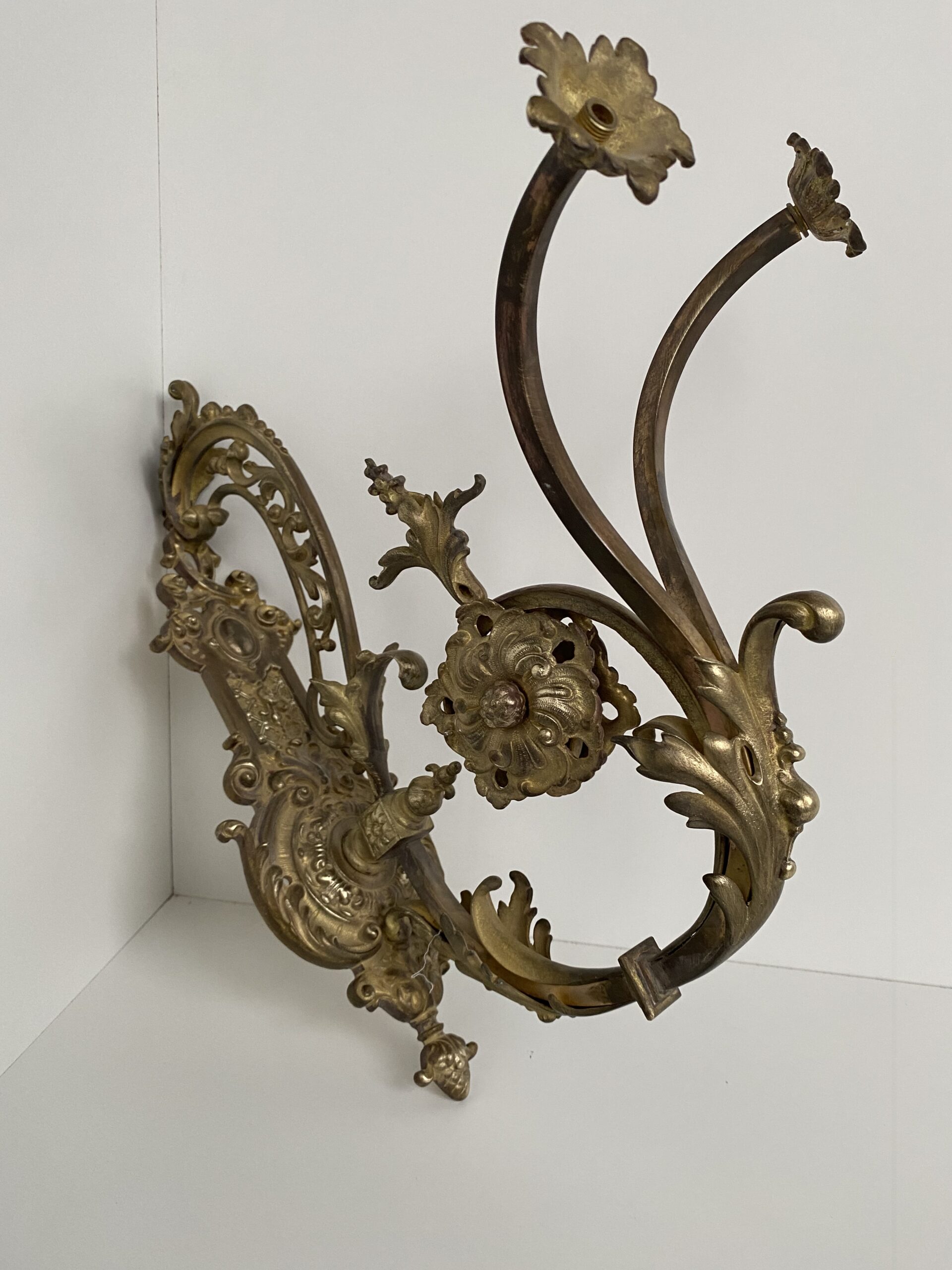 Feronerie artistică din metal, realizată manual, pentru decoruri și elemente de design personalizate, cum ar fi balustrade, porți și grilaje.