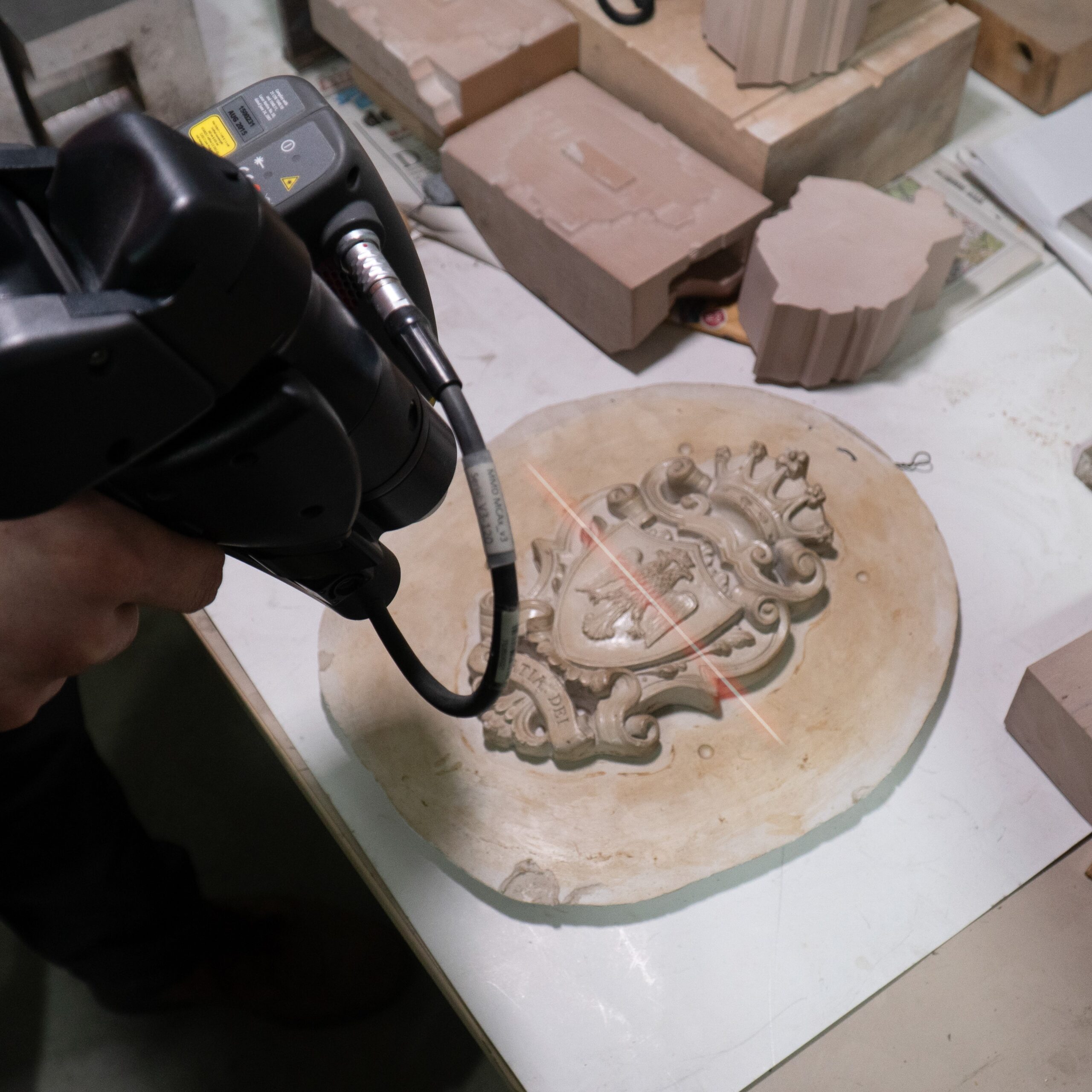 Scanare 3D de înaltă precizie pentru crearea de modele 3D detaliate, utilizată în design industrial, arhitectură și personalizare de produse