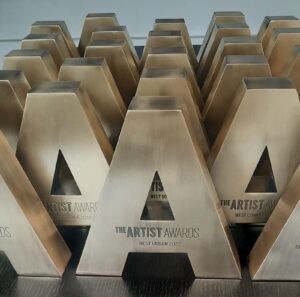 Trofee personalizate din metal și cristal, gravate cu texte și logo-uri pentru premii în competiții și evenimente speciale